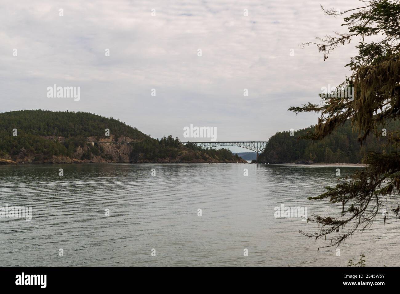 Deception Pass Bridge reliant Fidalgo et Whidbey Islands, Washington, États-Unis. Banque D'Images