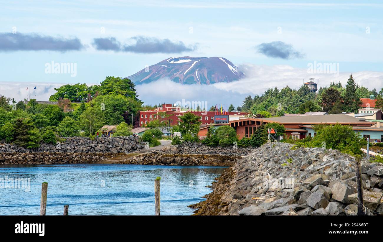 Belle ville touristique attrayante Sitka, Alaska, USA, avec des montagnes, océan, lac, montagnes de chapeau de neige, volcan, église, port de mer, village de poissons, vacances Banque D'Images