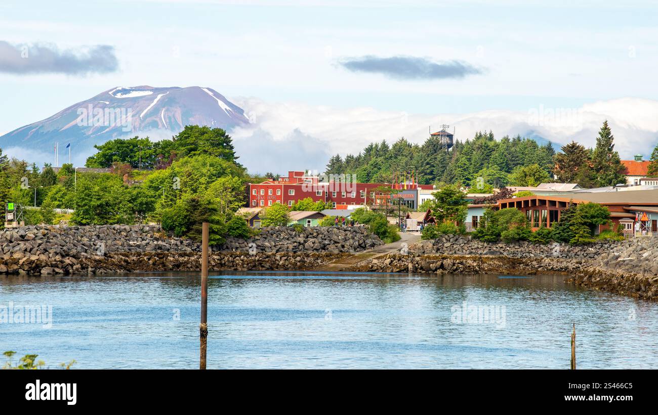 Belle ville touristique attrayante Sitka, Alaska, USA, avec des montagnes, océan, lac, montagnes de chapeau de neige, volcan, église, port de mer, village de poissons, vacances Banque D'Images
