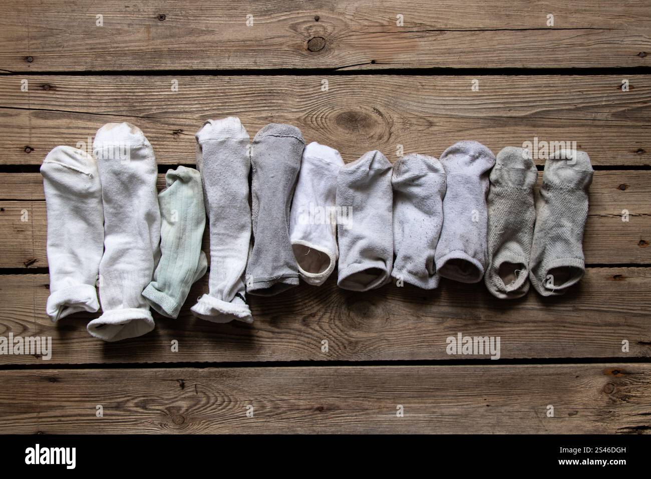 Beaucoup de chaussettes pour femmes sont pliées et couchées sur un plancher en bois, chaussettes pour femmes portées Banque D'Images