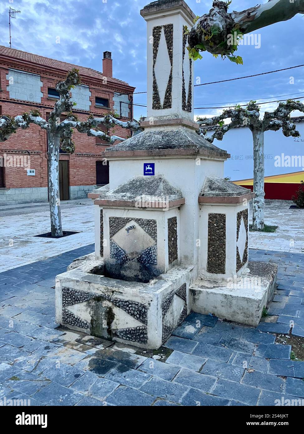 Fontaine sur une place du village sur le Camino Francés Banque D'Images