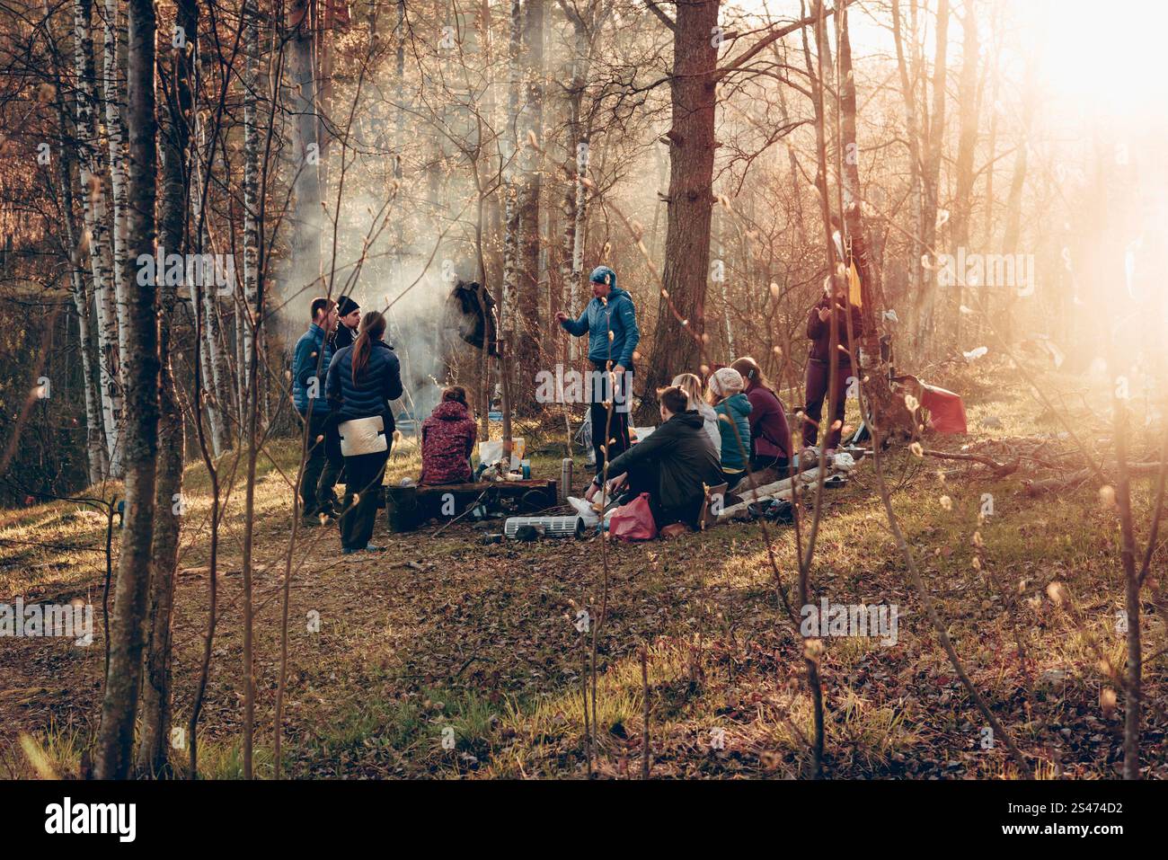 Parking de tente touristique, les voyageurs déjeunent en plein air, vacances de randonnée Banque D'Images