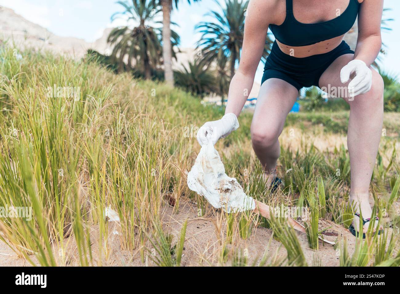 Gros plan de la poubelle ramassée par une femme à la plage, photo avec espace de copie Banque D'Images