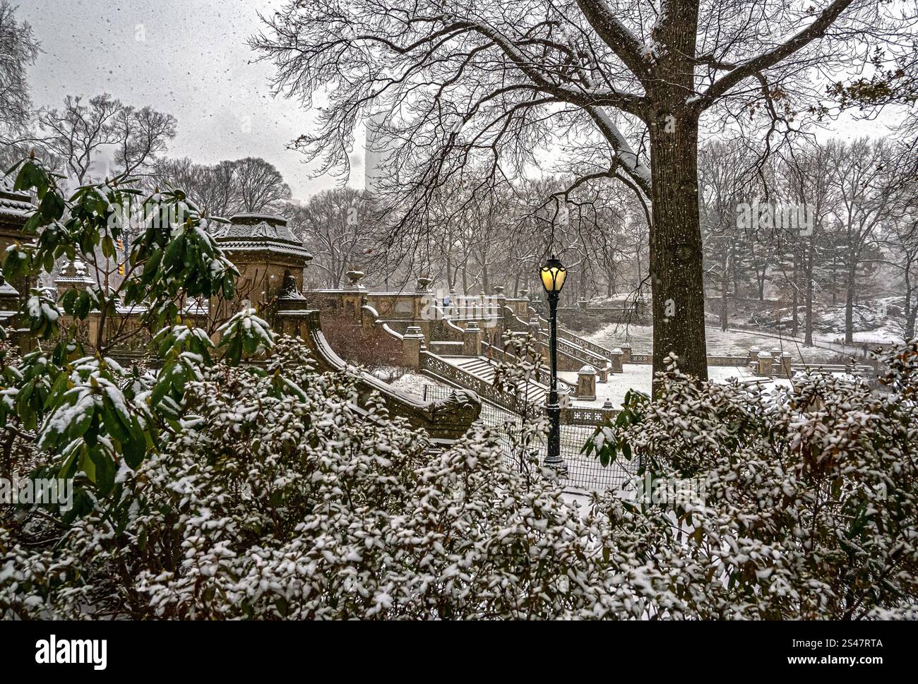 Bethesda Terrace et Fountain sont deux caractéristiques architecturales surplombant le lac dans Central Park à New York, pendant la tempête de neige Banque D'Images