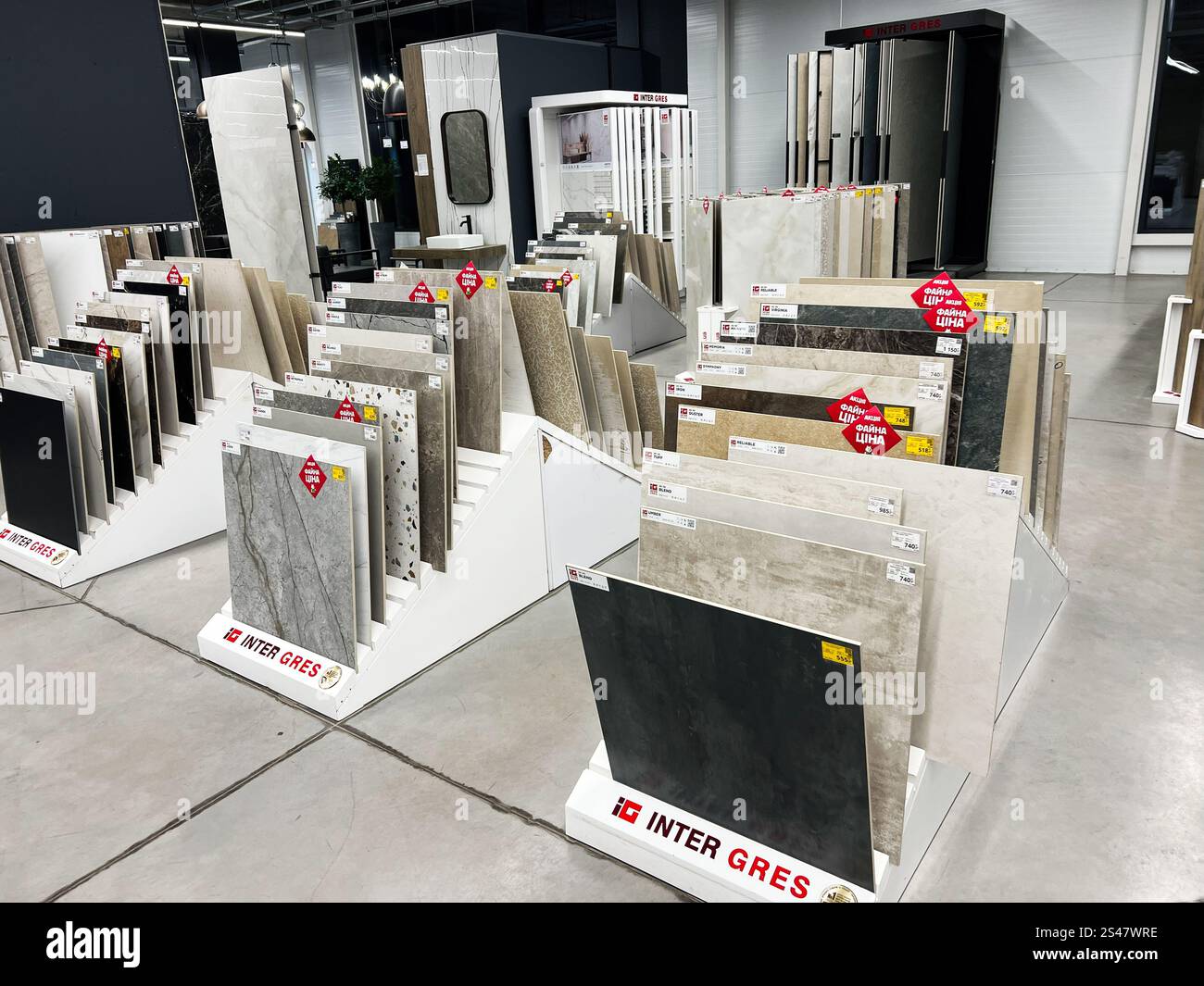 Kiev, Ukraine - 10 janvier 2025 : salle d'exposition lumineuse et spacieuse présentant différents types de carreaux adaptés aux designs intérieurs et extérieurs. Inclut Banque D'Images
