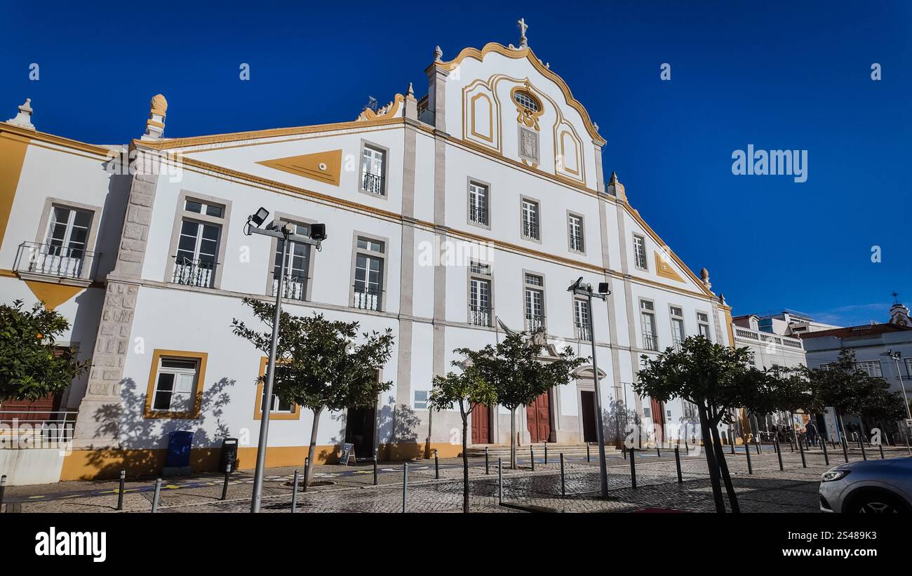 Igreja do Colégio, également connue sous le nom d'église de São João Evangelista, est une église jésuite de Portimão, au Portugal. Construit au 17ème siècle, il dispose Banque D'Images