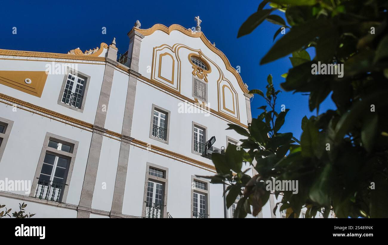 Igreja do Colégio, également connue sous le nom d'église de São João Evangelista, est une église jésuite de Portimão, au Portugal. Construit au 17ème siècle, il dispose Banque D'Images