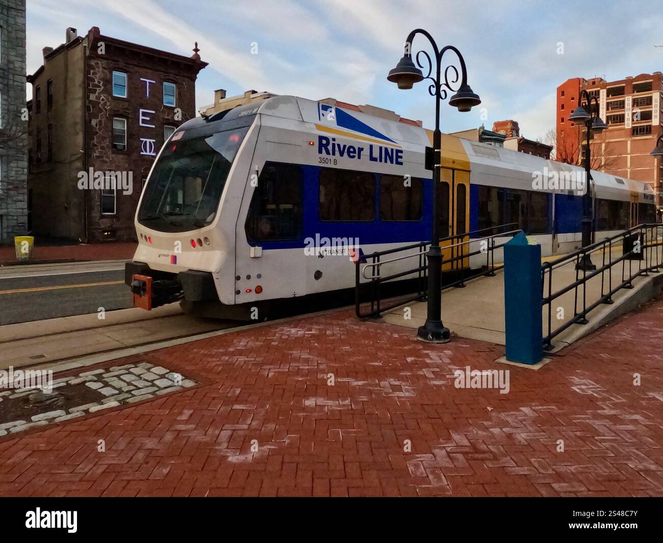 Un train du New Jersey transit River Line attend les passagers le long de Cooper Street. Banque D'Images