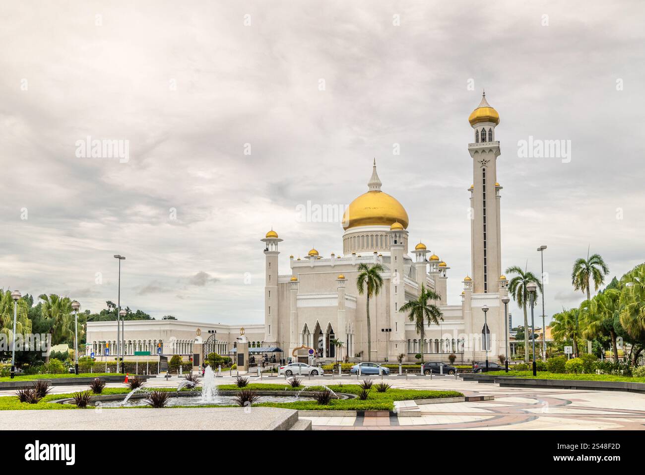 Place de la ville avec fontaine et mosquée Omar Ali Saifuddien dômes dorés minarets Bandar Seri Begawan, Bornéo, Sultanat Brunei Darussalam Banque D'Images