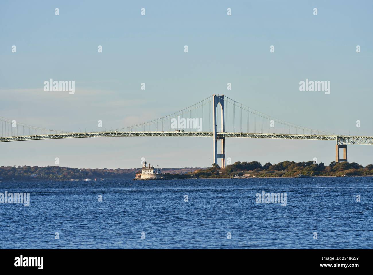 Cette petite maison de lumière blanche est située sur Rose Island près de Newport Rhode Island. En arrière-plan, on trouve Claiborne Pell Newport Bridge Banque D'Images