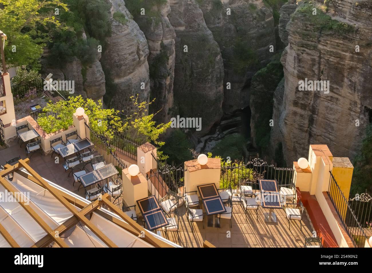 Vue aérienne de la ville médiévale de Ronda au coucher du soleil, Andalousie, Espagne Banque D'Images