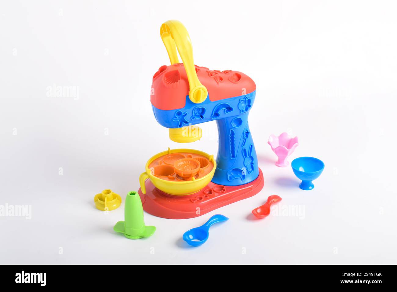 Jouets pour enfants, usine de gâteaux isolé sur fond blanc. Jouets de cuisine, Cake Maker. Jouets éducatifs pour enfants Banque D'Images