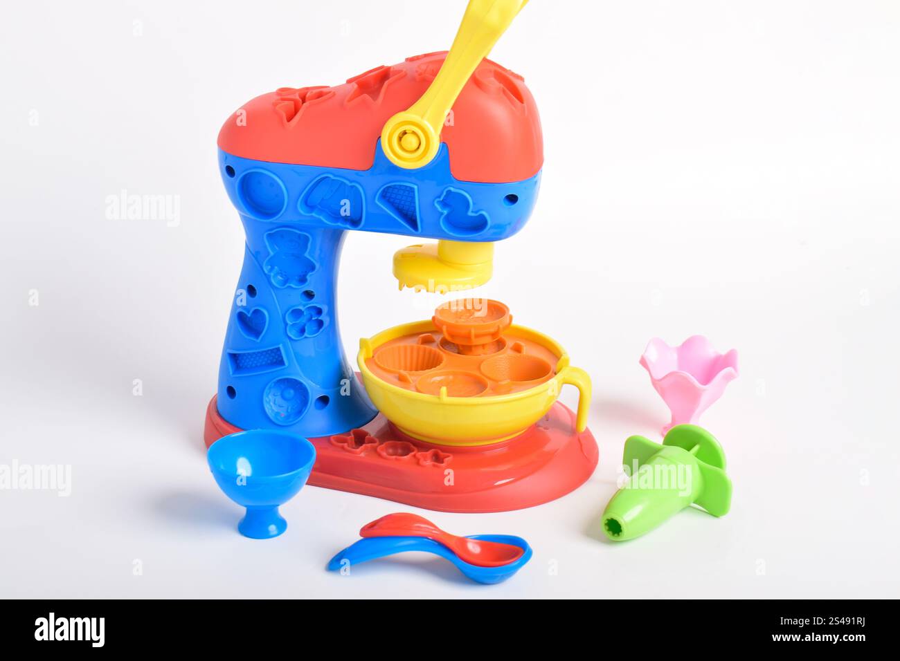 Jouets pour enfants, usine de gâteaux isolé sur fond blanc. Jouets de cuisine, Cake Maker. Jouets éducatifs pour enfants Banque D'Images