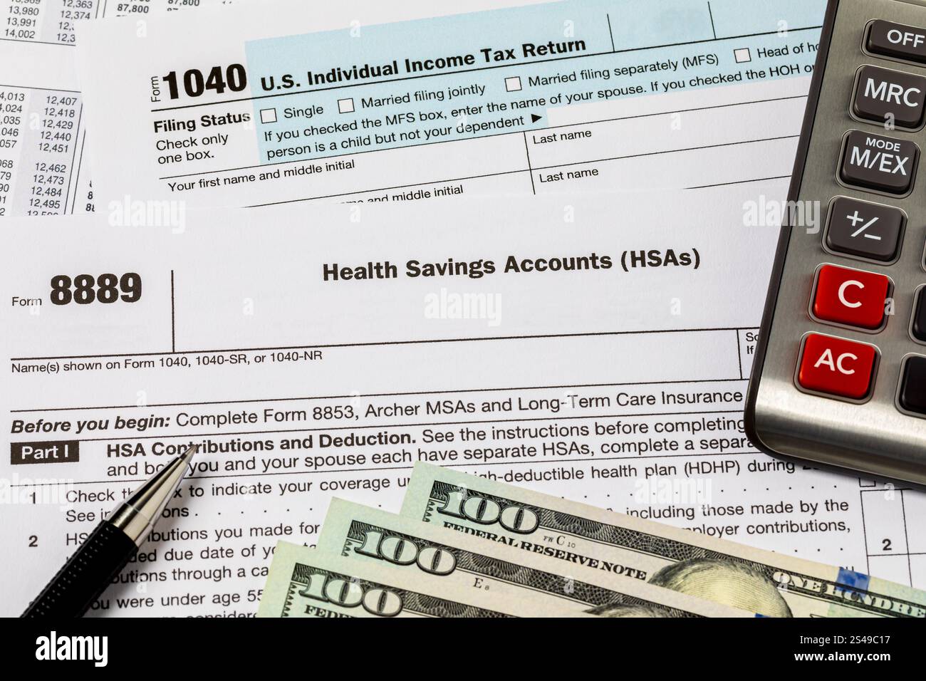 HSA, compte d'épargne santé et formulaires d'impôt sur le revenu. Crédit d'impôt, déduction pour frais médicaux et concept de déclaration d'impôt. Banque D'Images