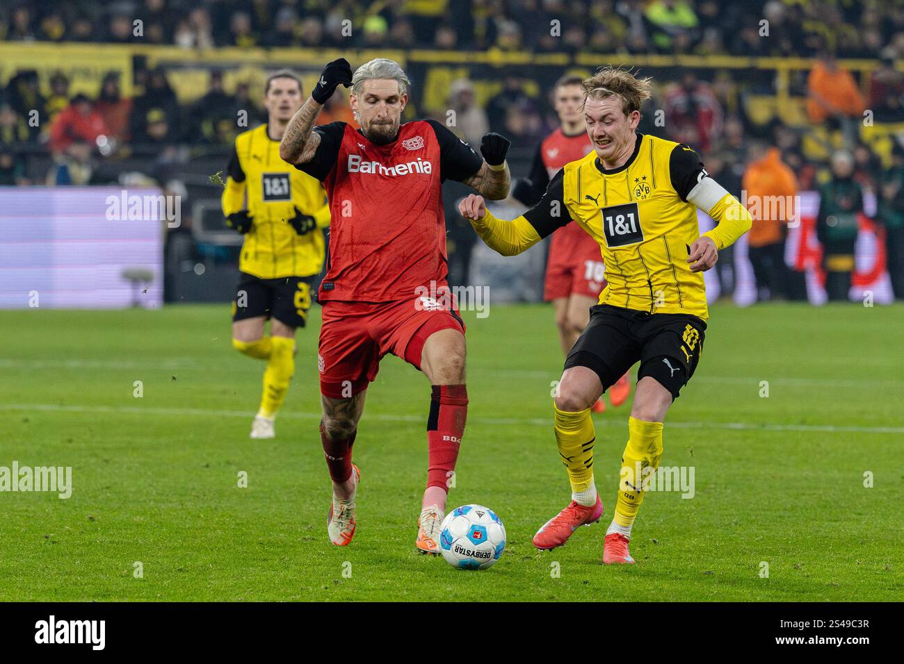 Dortmund, Allemagne. 10 janvier 2025. Dortmund, Allemagne, 10 janvier 2025 : un duel entre Robert Andrich (8 Leverkusen) et Julian Brandt (10 Dortmund) lors du match de football 1.Bundesliga entre Borussia Dortmund et Bayer 04 Leverkusen au signal Iduna Park à Dortmund, Allemagne Philipp Kresnik (Philipp Kresnik/SPP) crédit : SPP Sport Press photo. /Alamy Live News Banque D'Images