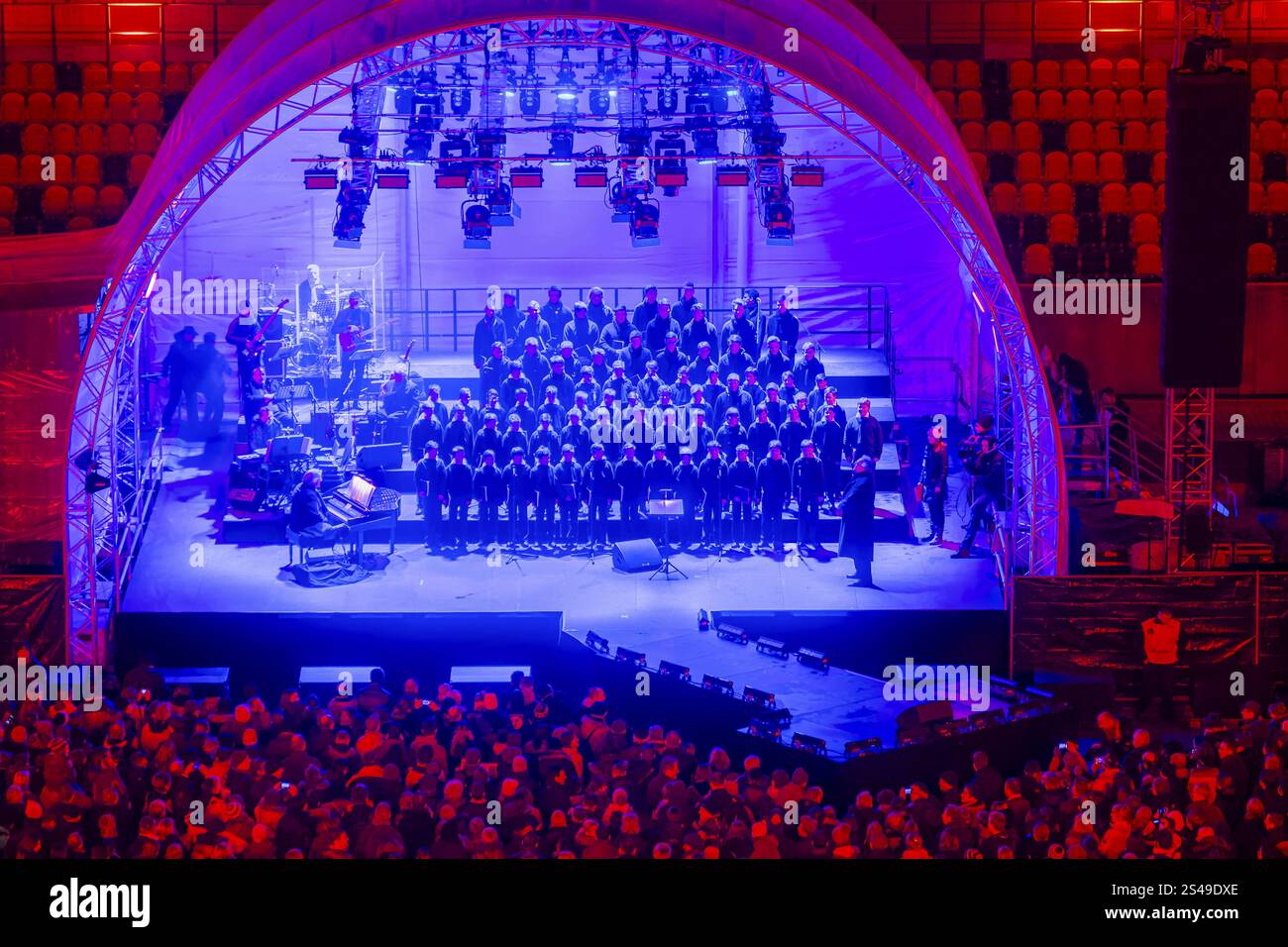 Le Kreuzchor de Dresde commence ses célébrations de 800 ans devant un large public. Avec une performance par les garçons de la chorale dans le stade Dynamo. Banque D'Images