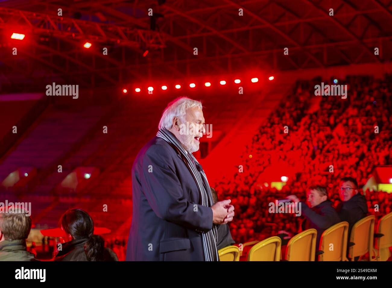 Le Kreuzchor de Dresde commence ses célébrations de 800 ans devant un large public. Avec une performance par les garçons de la chorale dans le stade Dynamo. Banque D'Images