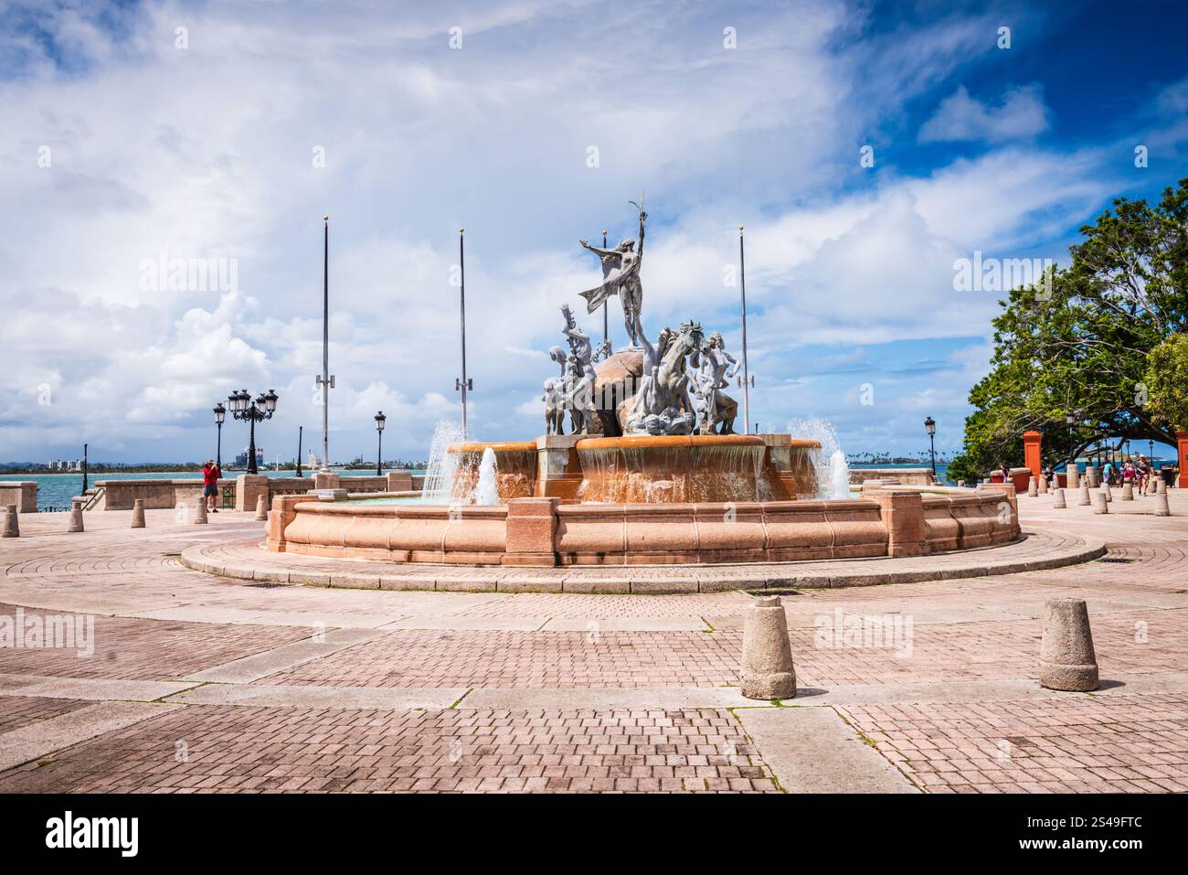 San Juan, Porto Rico - 25 février 2018 : Raices (racines) sculpture symbolisant le patrimoine culturel du Vieux San Juan. Banque D'Images San Juan, Porto Rico - 25 février 2018 : Raices (racines) sculpture symbolisant le patrimoine culturel du Vieux San Juan. Banque D'Images