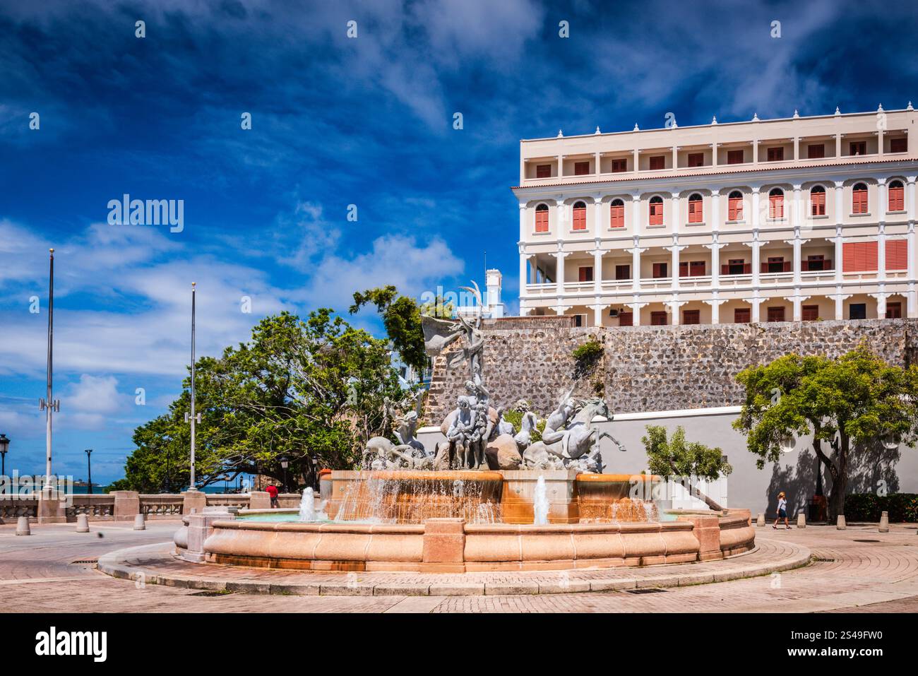 San Juan, Porto Rico - 25 février 2018 : Raices (racines) sculpture symbolisant le patrimoine culturel du Vieux San Juan. Banque D'Images San Juan, Porto Rico - 25 février 2018 : Raices (racines) sculpture symbolisant le patrimoine culturel du Vieux San Juan. Banque D'Images