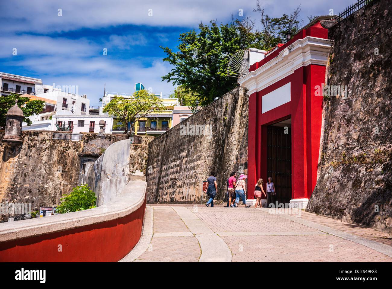 San Juan, Porto Rico - 25 février 2018 : passage sur le Paseo del Morro National Recreational Trail. Banque D'Images