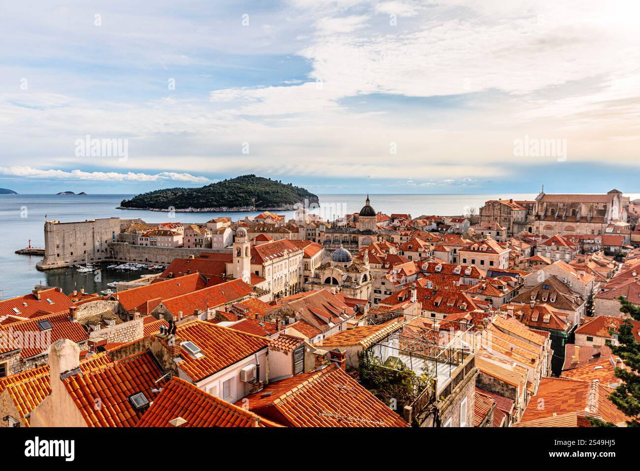 Vue panoramique sur Dubrovnik et l'île de Lokrum Banque D'Images