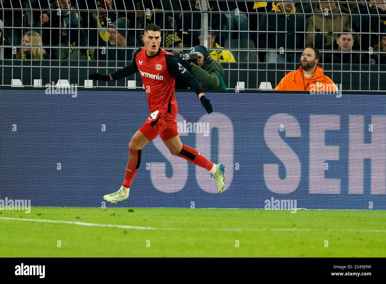 Dortmund, Allemagne. 10 janvier 2025. Patrik Schick de Bayer 04 Leverkusen célèbre le but lors du match de première division de Bundesliga entre le Borussia Dortmund et le Bayer 04 Leverkusen à Dortmund, Allemagne, le 10 janvier 2025. Crédit : Joachim Bywaletz/Xinhua/Alamy Live News Banque D'Images
