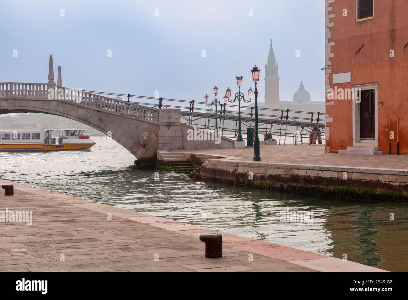 Beau pont de marbre sur un canal avec une architecture historique en arrière-plan, Venise, Italie Banque D'Images