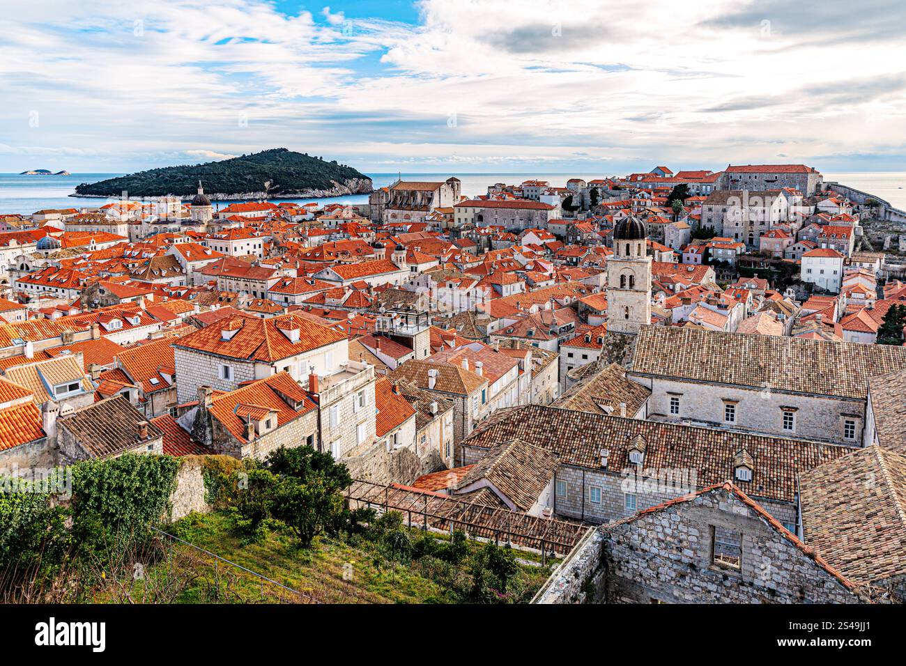 Vue panoramique sur Dubrovnik et l'île de Lokrum Banque D'Images