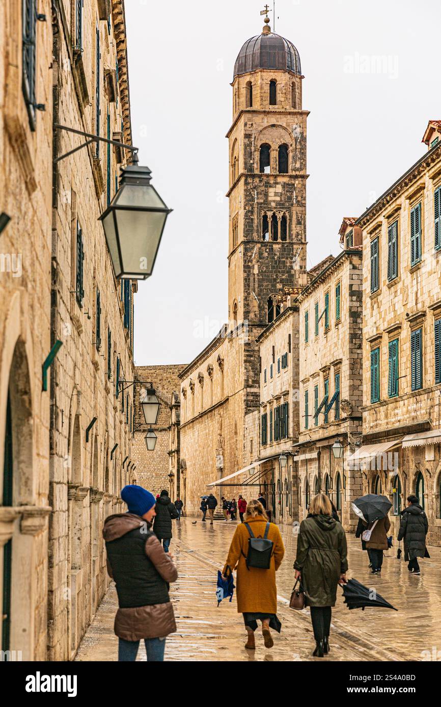 Jour de pluie dans la rue Stradun de Dubrovnik Banque D'Images