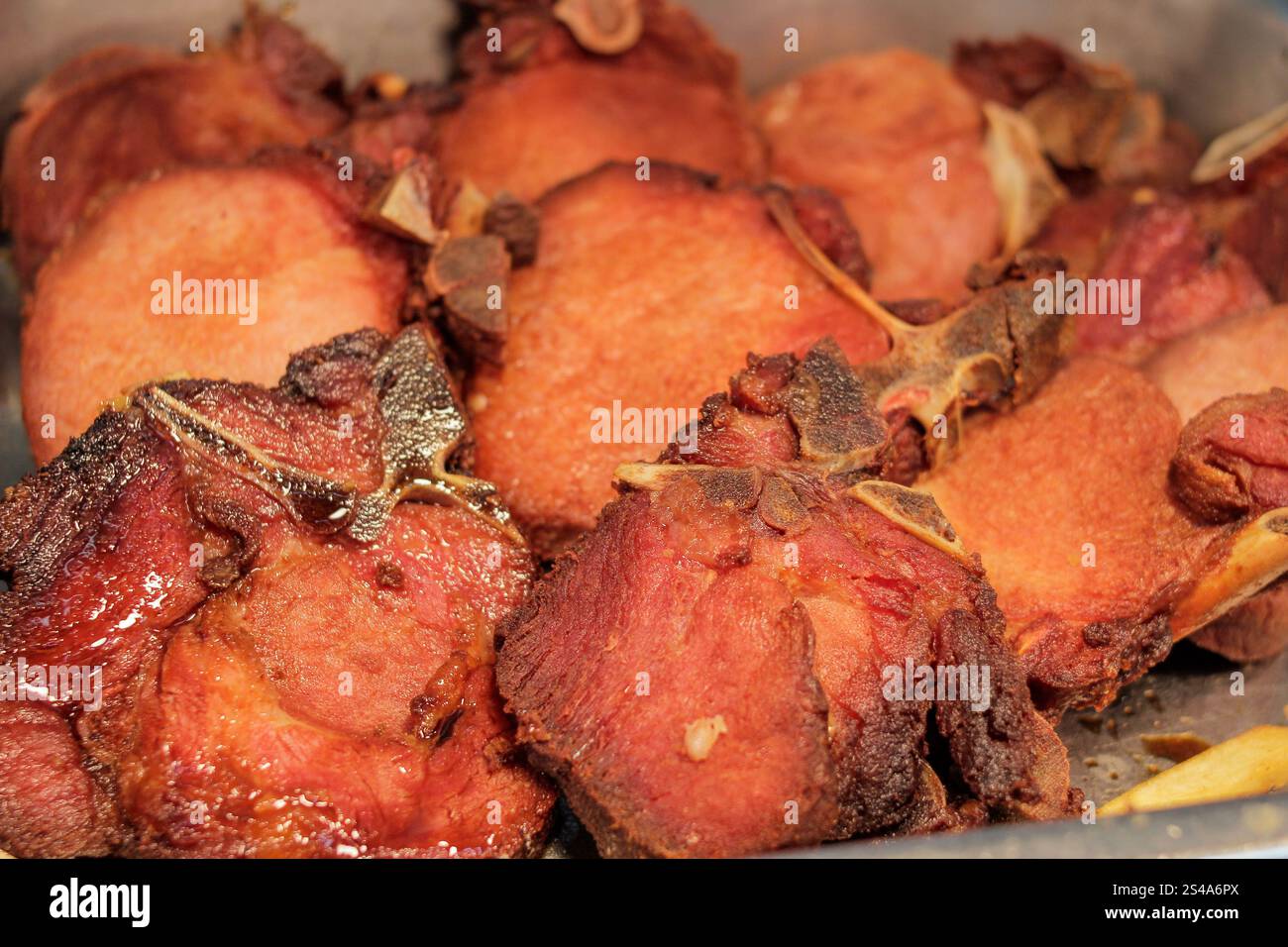 Délicieuse assiette de côtelettes cuites, cuisine traditionnelle dominicaine Banque D'Images
