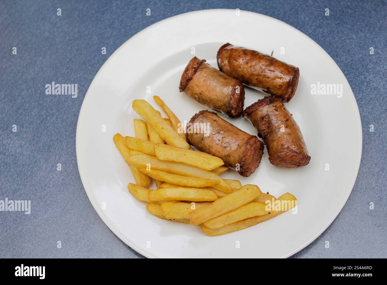Assiette de frites avec longaniza, restauration rapide Banque D'Images