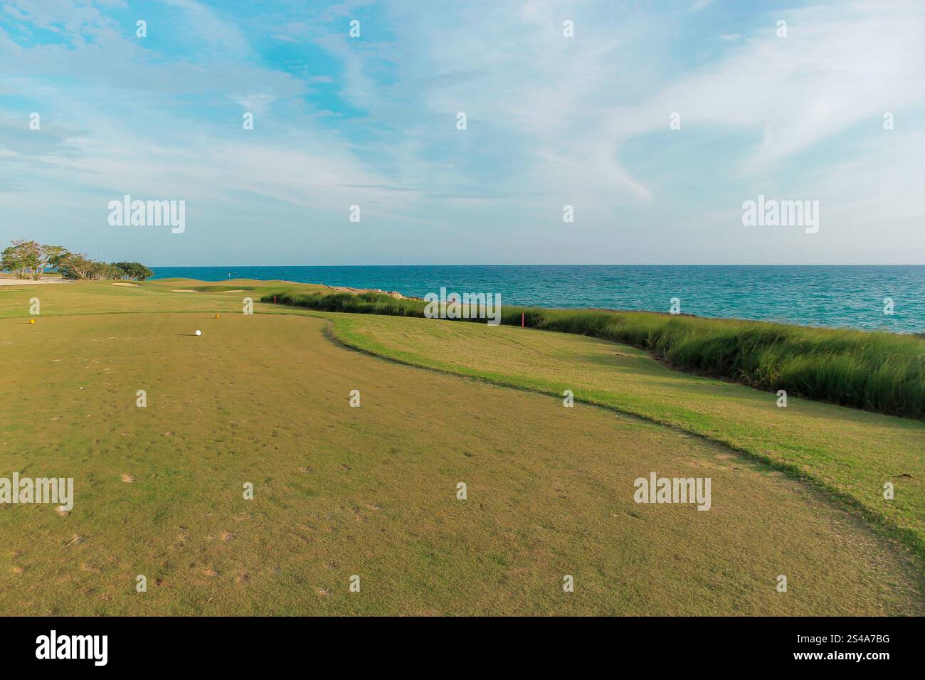 romana, république dominicaine - 17 mars 2018 - Grand terrain de golf à "PLAYA NUEVA ROMANA" pour les touristes de la région, les affaires et le style de vie sportif Banque D'Images