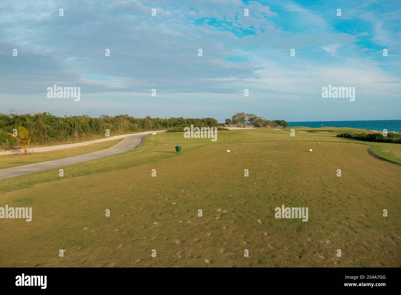 romana, république dominicaine - 17 mars 2018 - Grand terrain de golf à "PLAYA NUEVA ROMANA" pour les touristes de la région, les affaires et le style de vie sportif Banque D'Images