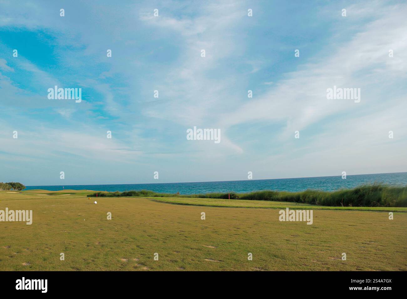 romana, république dominicaine - 17 mars 2018 - Grand terrain de golf à "PLAYA NUEVA ROMANA" pour les touristes de la région, les affaires et le style de vie sportif Banque D'Images