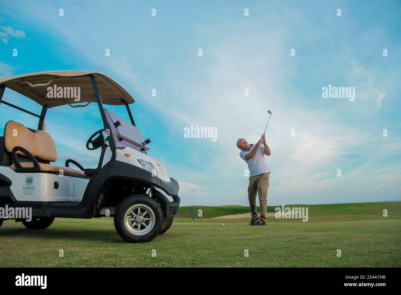 vue d'un golfeur faisant son jeu un beau jour bleu. Banque D'Images