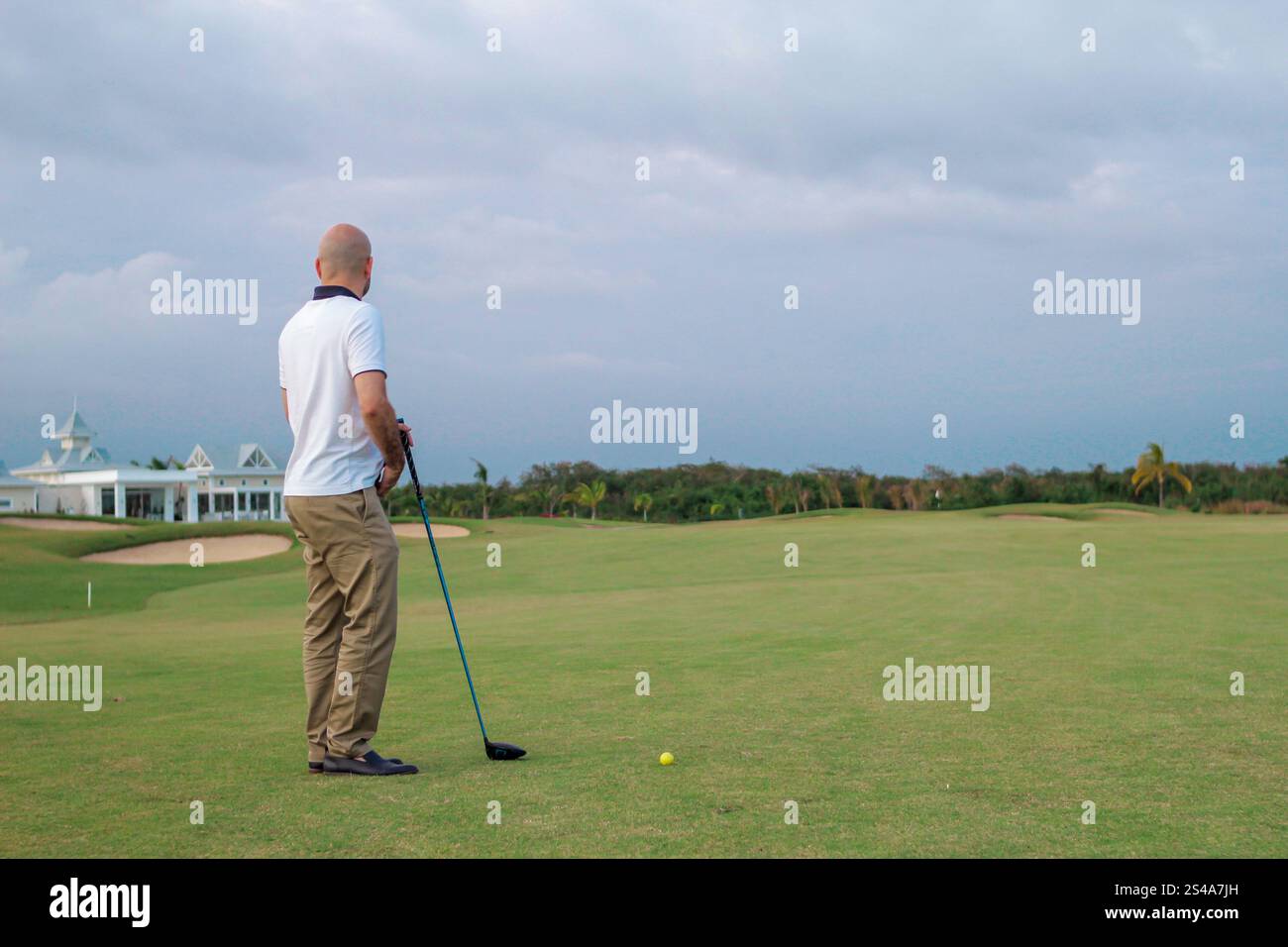 romana, république dominicaine - 17 mars 2018 - homme d'affaires calculant la distance de tir, le temps de se détendre, concept de style de vie Banque D'Images