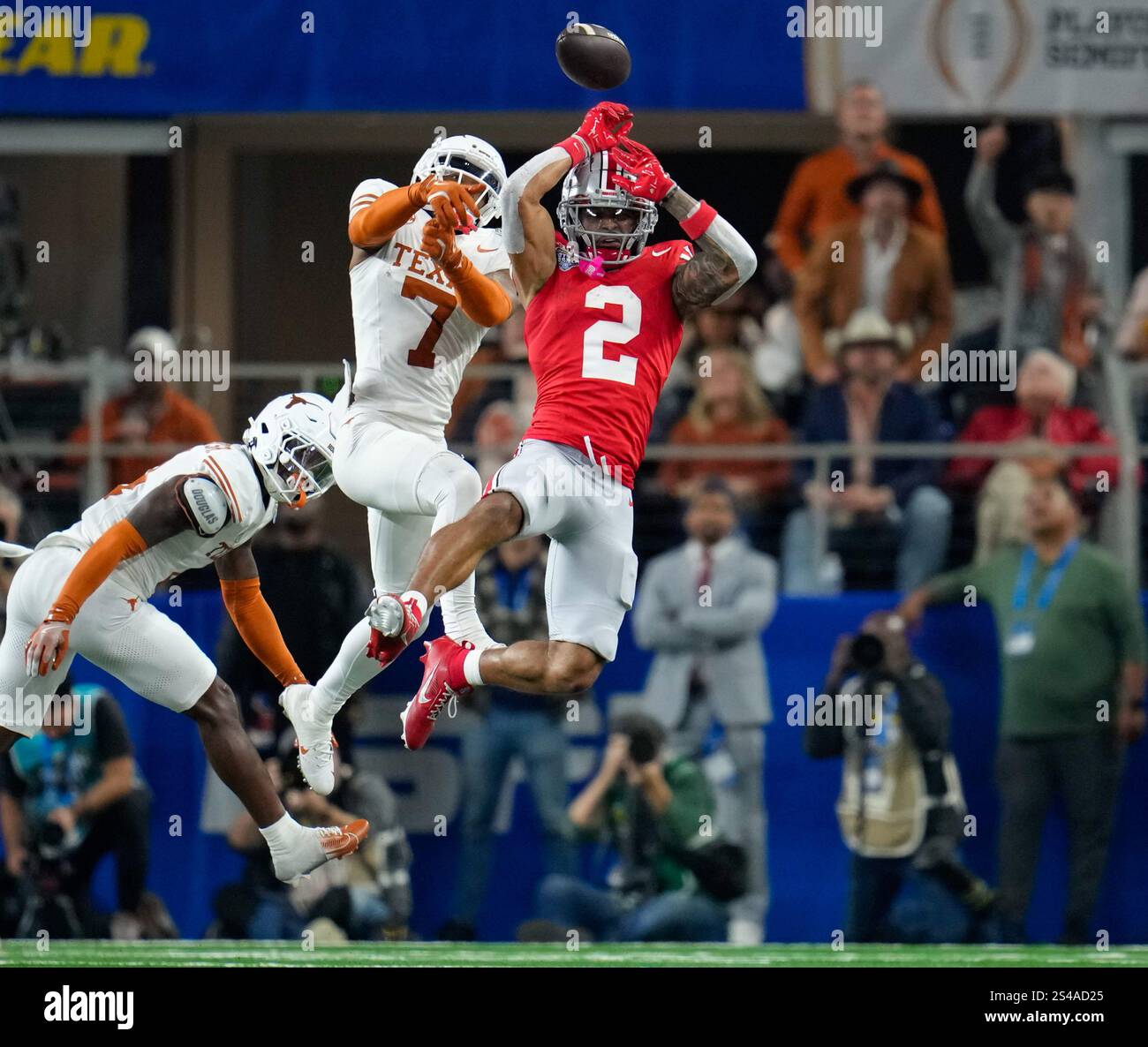 Jahdae Barron (Texas Longhorns, #7) brise une passe destinée au receveur large Emeka Egbuka (Ohio State Buckeyes, #2) USA, Texas Longhorns vs Ohio State Buckeyes, College Football, Cotton Bowl Classic CFP Semifinal Game, 10.01.2025 Foto : Eibner-Pressefoto/Scott Coleman Banque D'Images
