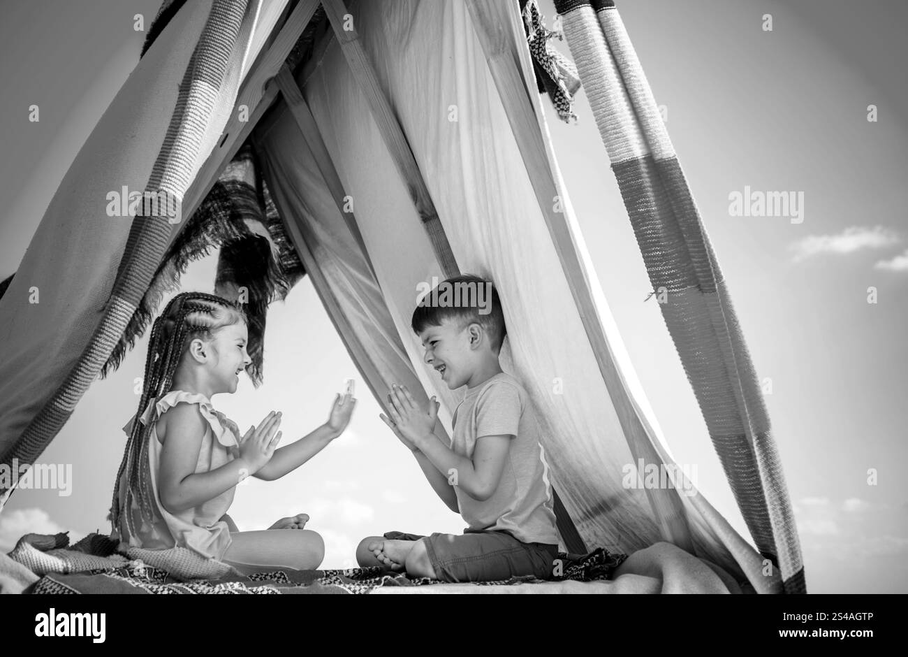 Partie arrière-cour. Concept d'enfance heureuse. Adaptation des enfants. Week-end d'été. Vacances en plein air pour les enfants. Banque D'Images