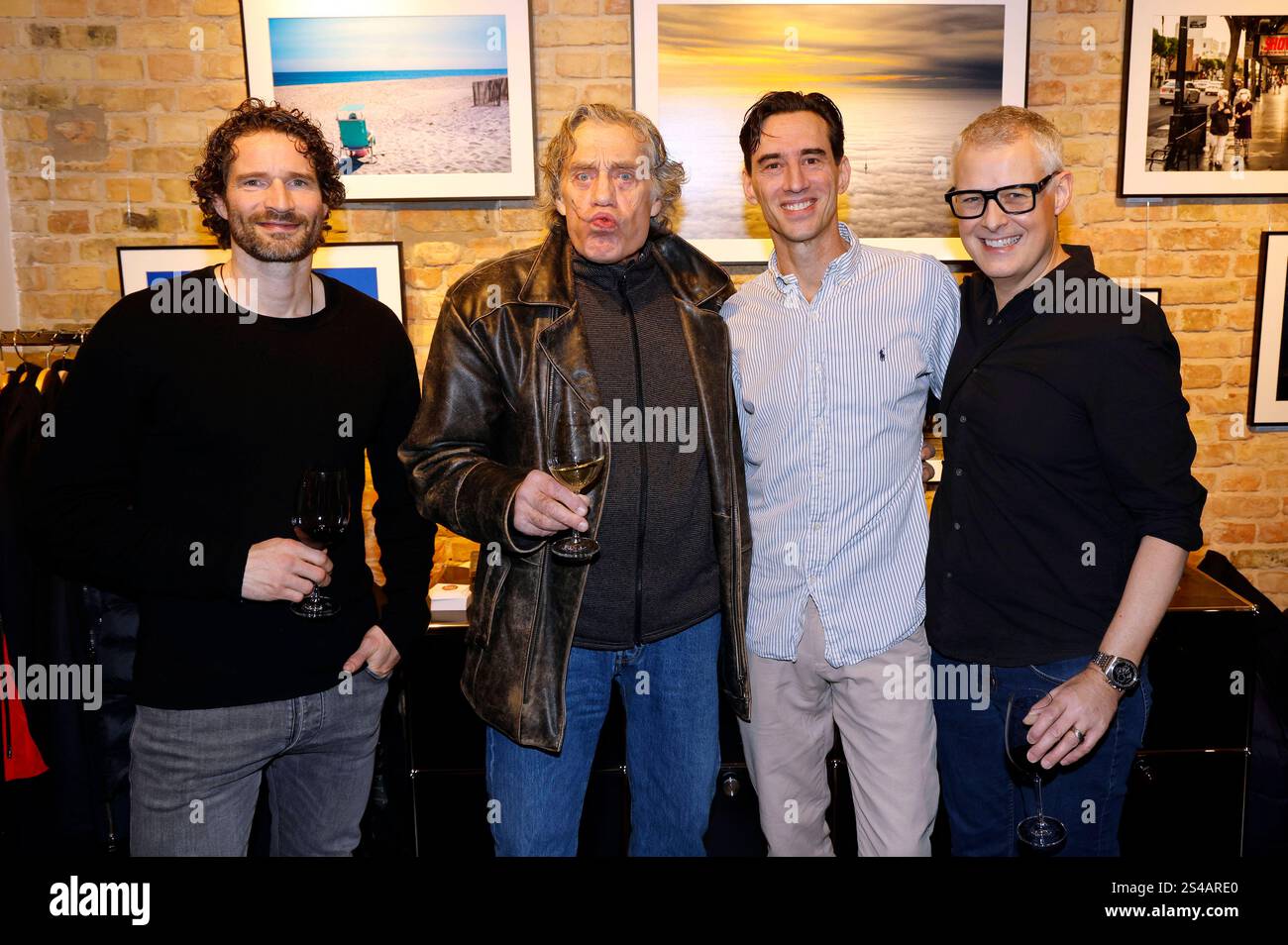 Arne Friedrich, Winfried Glatzeder, Robert Glatzeder und Florian Froschmayer BEI der Eröffnung der Fotoausstellung Zuversicht und Lebensfreude der Fotografen Florian Froschmayer & Arne Friedrich in der Stay Curious Media Gervinusstrasse 12. Berlin, 10.01.2025 *** Arne Friedrich, Winfried Glatzeder, Robert Glatzeder et Florian Froschmayer à l'ouverture de l'exposition photo confiance et joie de vivre des photographes Florian Froschmayer Arne Friedrich au Stay Curious Media Gervinusstrasse 12 Berlin, 10 01 2025 Foto:xS.xGabschx/xFuturexImagex lebensfreude_5111 Banque D'Images