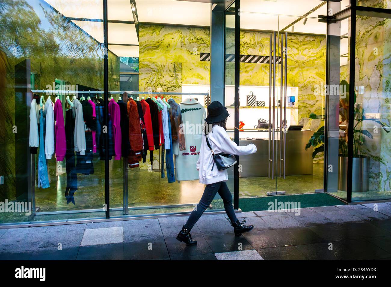 Chengdu, Chine, Sichuan, touristes chinois visitant le centre commercial moderne 'East Plaza' Store Front Banque D'Images