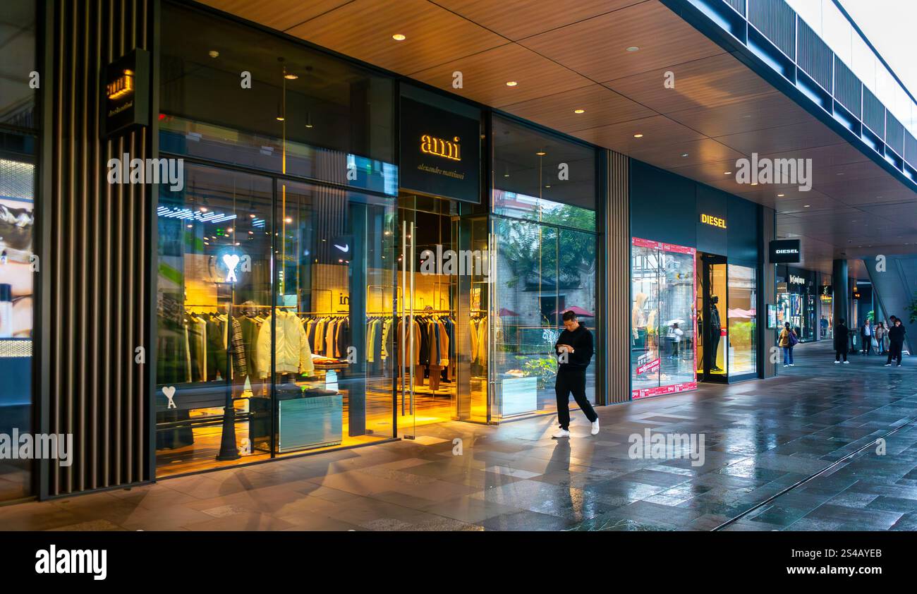 Chengdu, Chine, Sichuan, touristes chinois visitant le centre commercial moderne, « ami » luxe, Store Front, (East Plaza) entreprise française en chine Banque D'Images