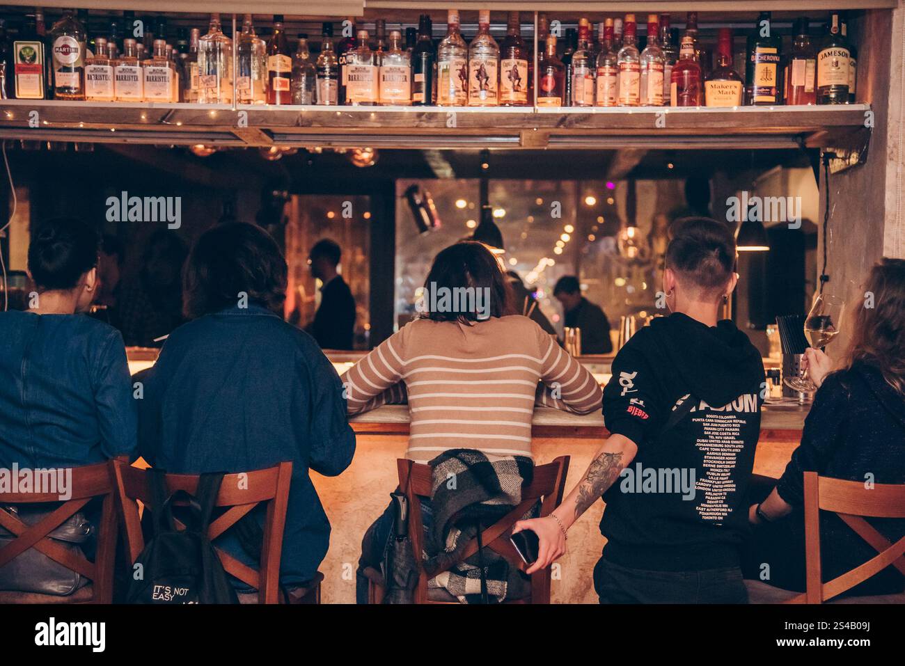 Soirée dans un club, les gens assis au bar, discothèque pour adultes Banque D'Images