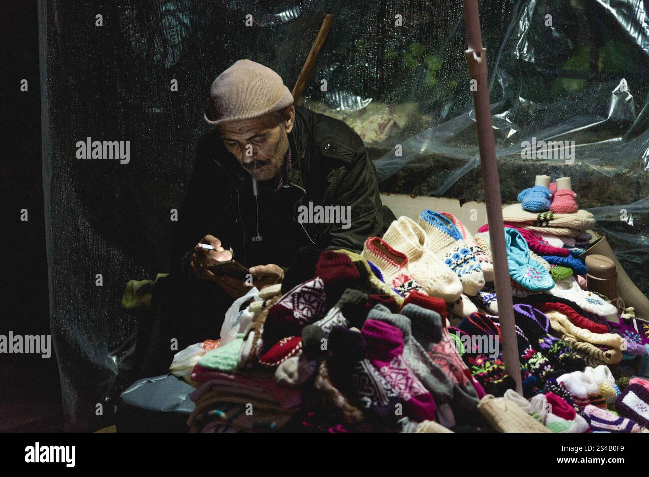 Istanbul, Turquie. 8 mai 2018 : homme vend des chaussettes tricotées et des pantoufles dans la rue Banque D'Images