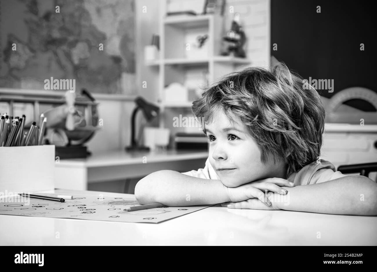 Joli visage de la pupille, gros plan. Enfant talentueux. L'enfant se prépare à l'école. Joli élève avec drôle de visage de travail de scolarisation. Banque D'Images