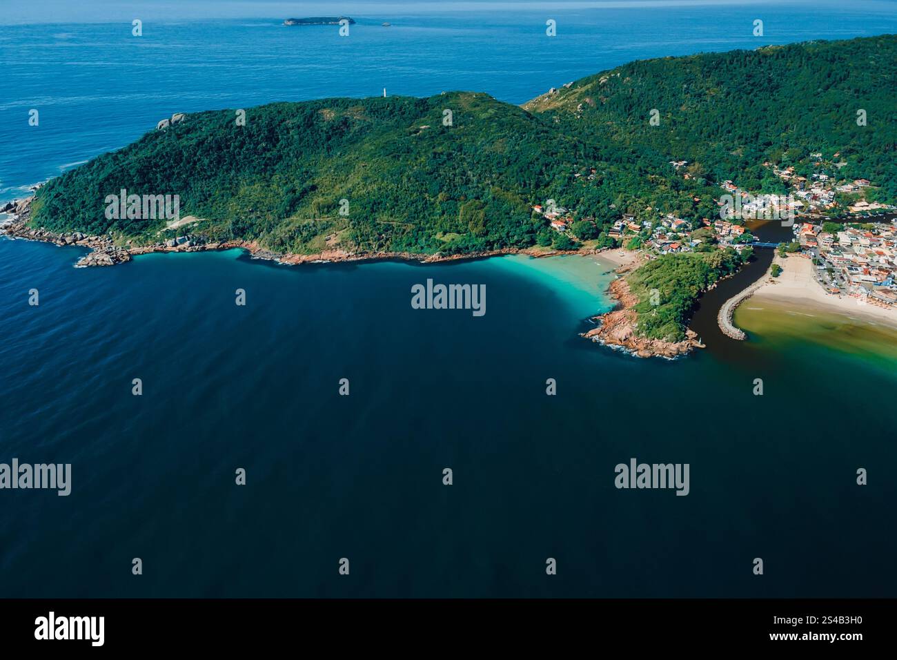 Vue panoramique sur le littoral avec plage, montagnes et océan au Brésil. Vue drone de Barra da lagoa à Florianopolis Banque D'Images