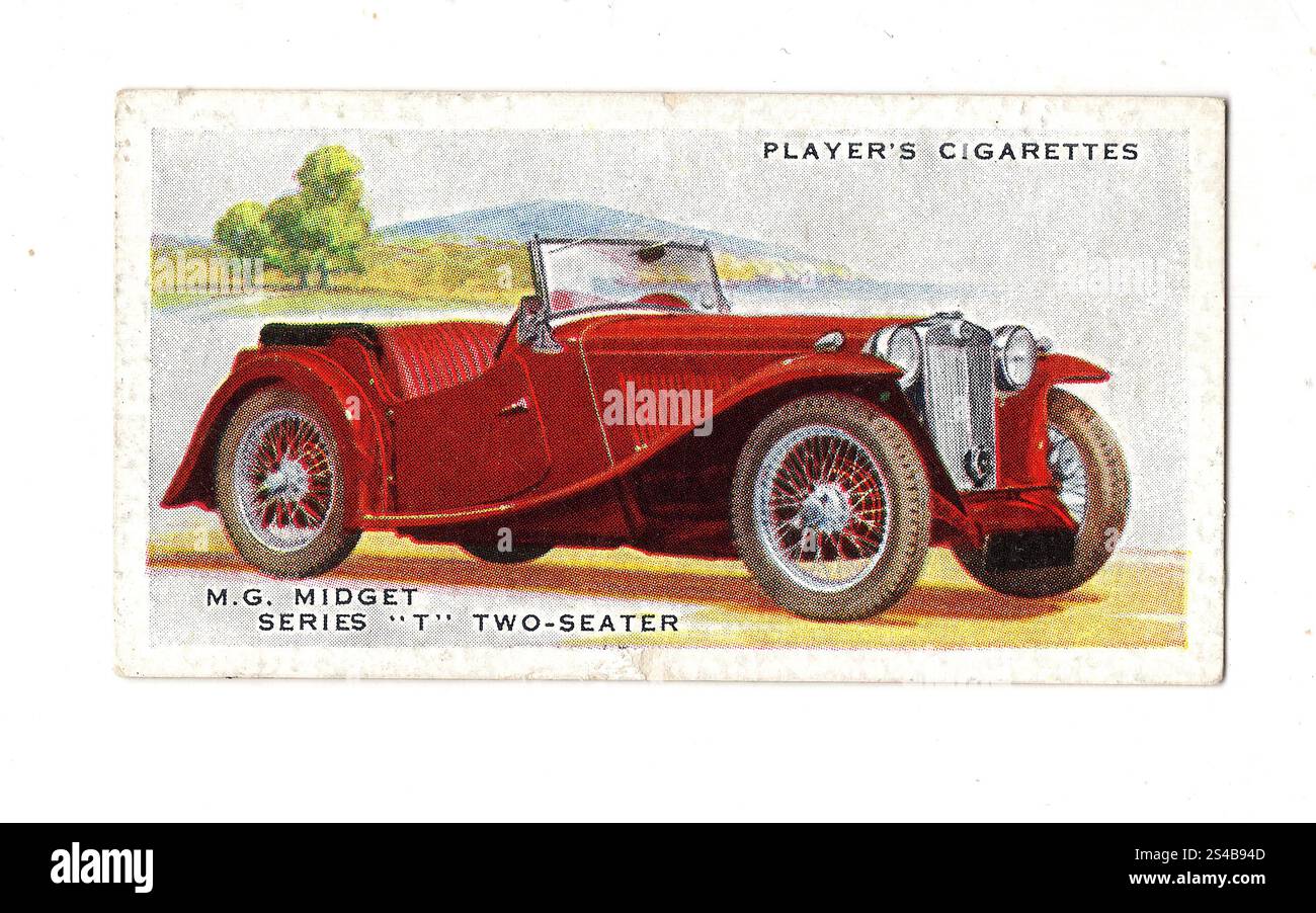Une carte de cigarette de voiture antique illustrant une MG Midget Series T deux places sur un fond blanc. Banque D'Images