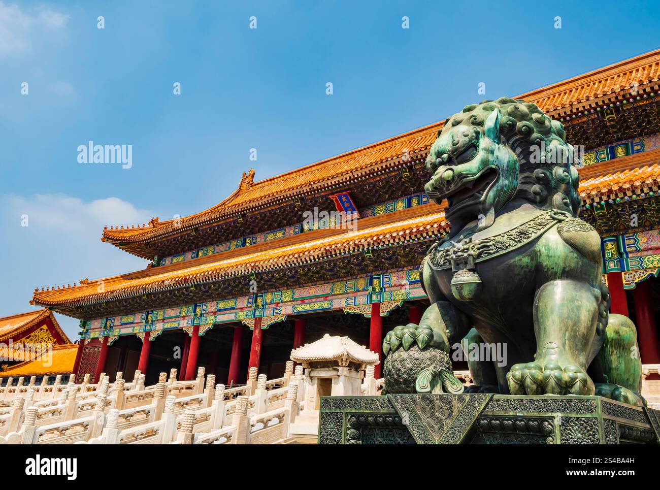 Impressionnant lion de bronze devant la porte de l'harmonie suprême dans la Cité interdite, Pékin, Chine Banque D'Images