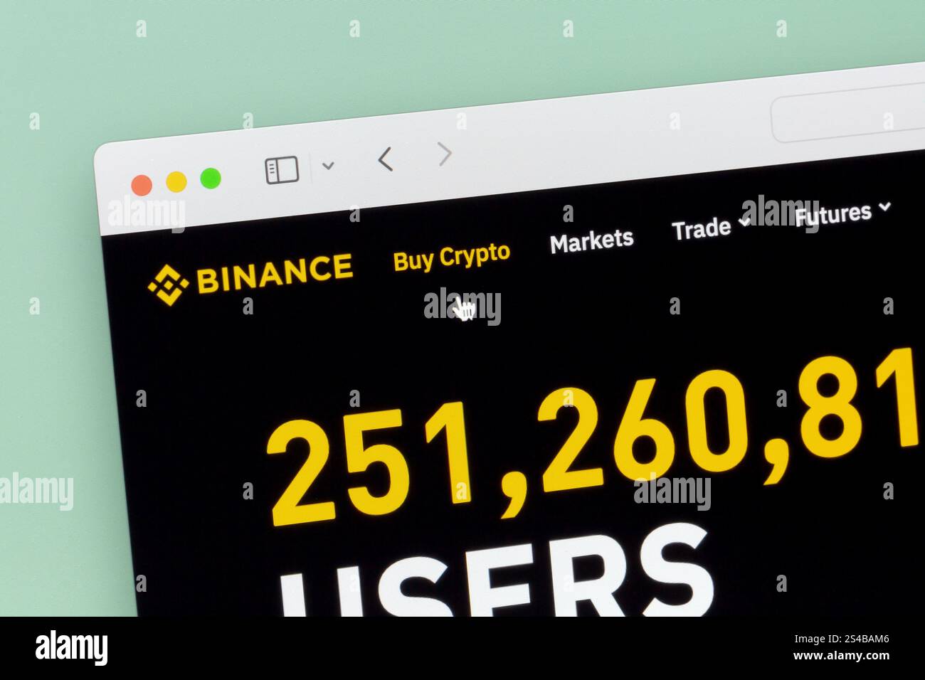 Ostersund, Suède - 8 janvier 2025 : Binance. Binance est un échange de crypto-monnaie qui est le plus grand échange au monde. Banque D'Images