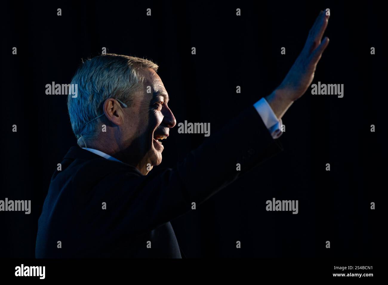 Esher, Royaume-Uni. 10 janvier 2025. Nigel Farage, leader du Parti réformiste britannique, prend la parole lors de la conférence du Sud-est du Parti réformiste britannique à l'hippodrome de Sandown. Crédit : Justin Ng/Alamy Live News. Banque D'Images