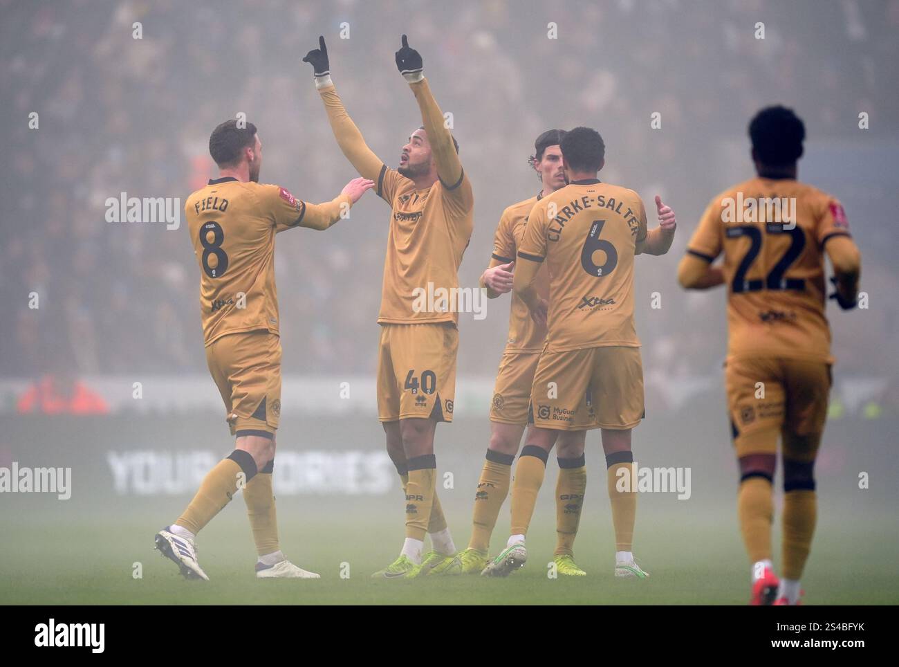 Jonathan Varane, du Queens Park Rangers (au centre), célèbre avoir marqué son premier but lors du match de troisième tour de la Coupe de FA de l'Emirates au King Power Stadium de Leicester. Date de la photo : samedi 11 janvier 2025. Banque D'Images